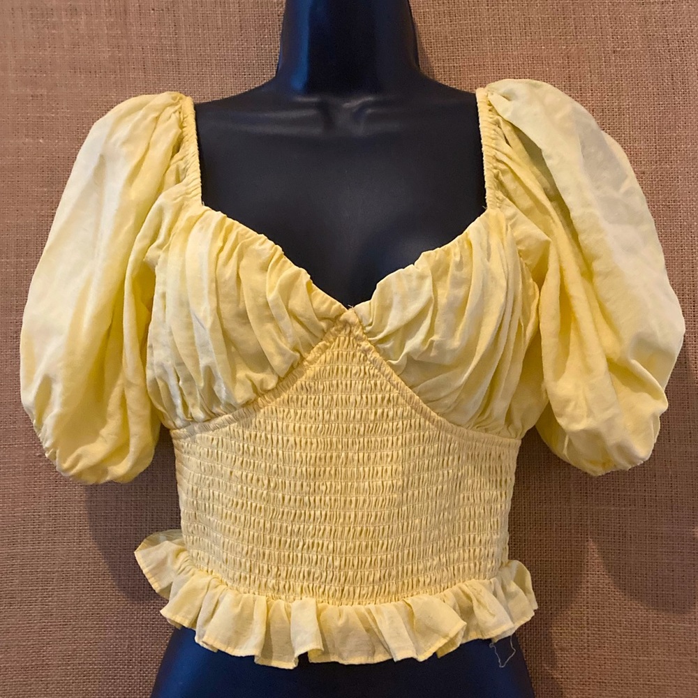 Bright and sunny yellow top with puff sleeves!☀️❤️